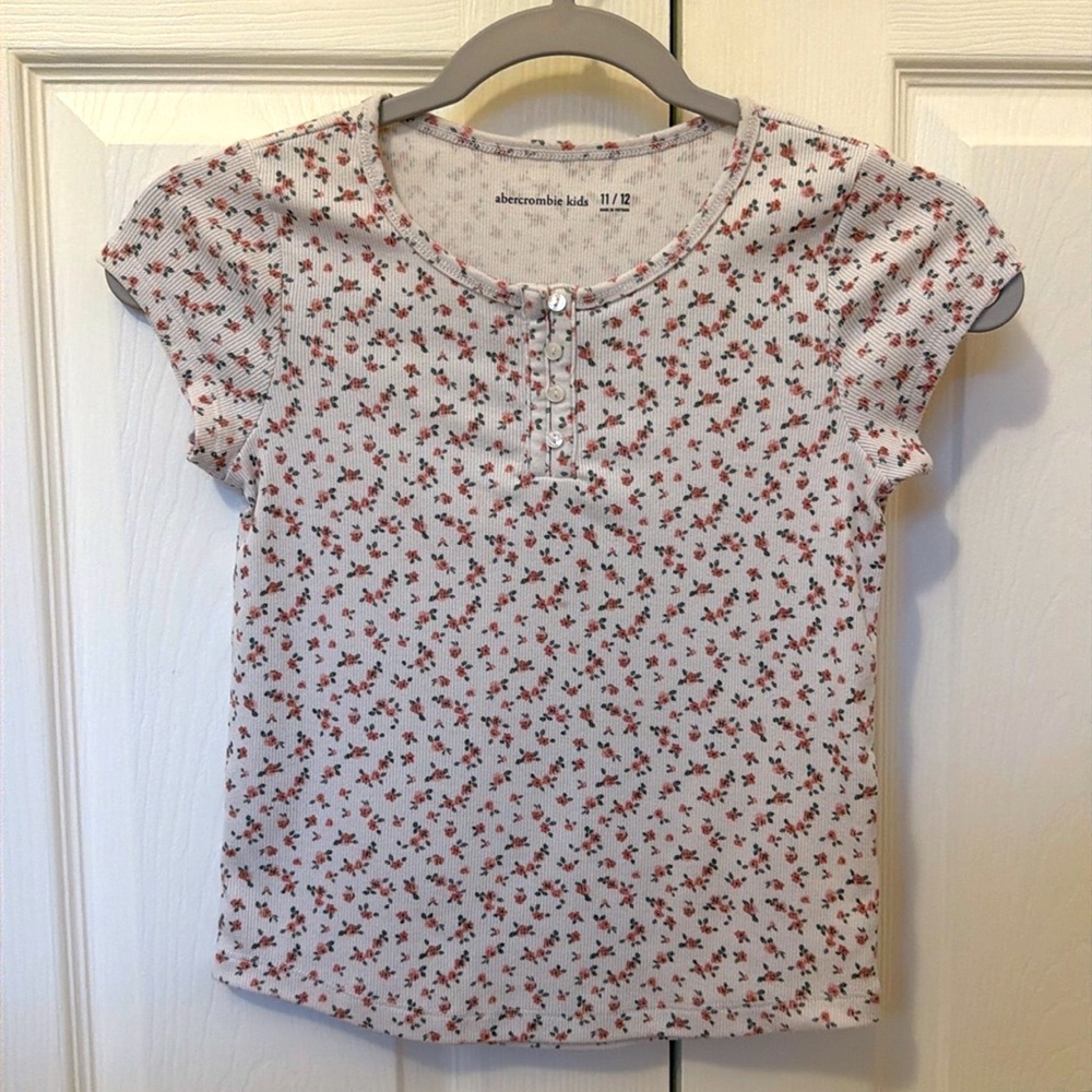Abercrombie kids cream ribbed tee with buttons and pink flowers size 11/12